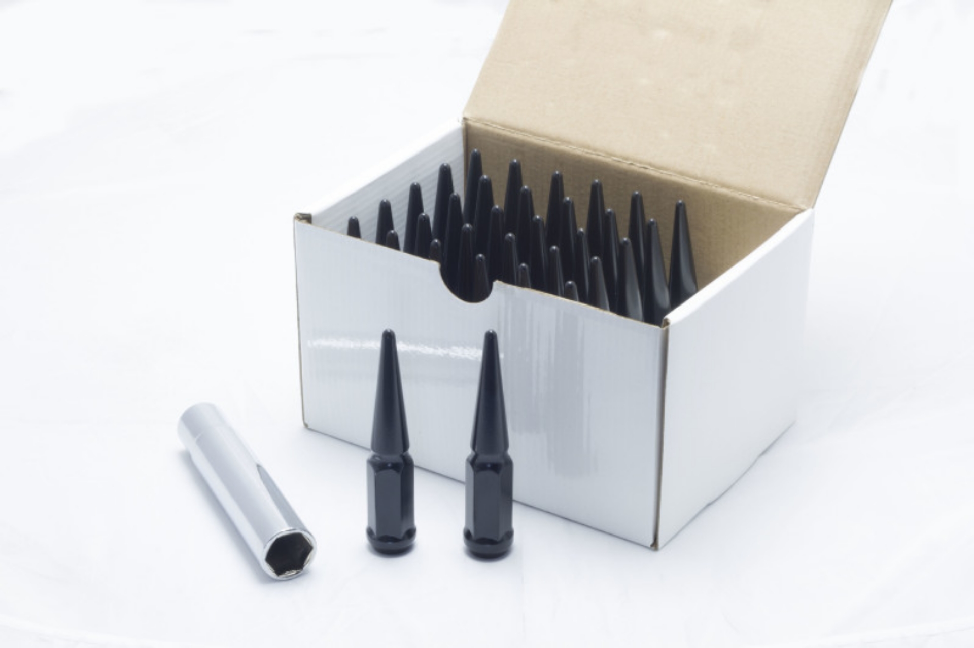Picture of Wheel Mate Spiked Lug Nuts Set of 32 - Black 14x2-0