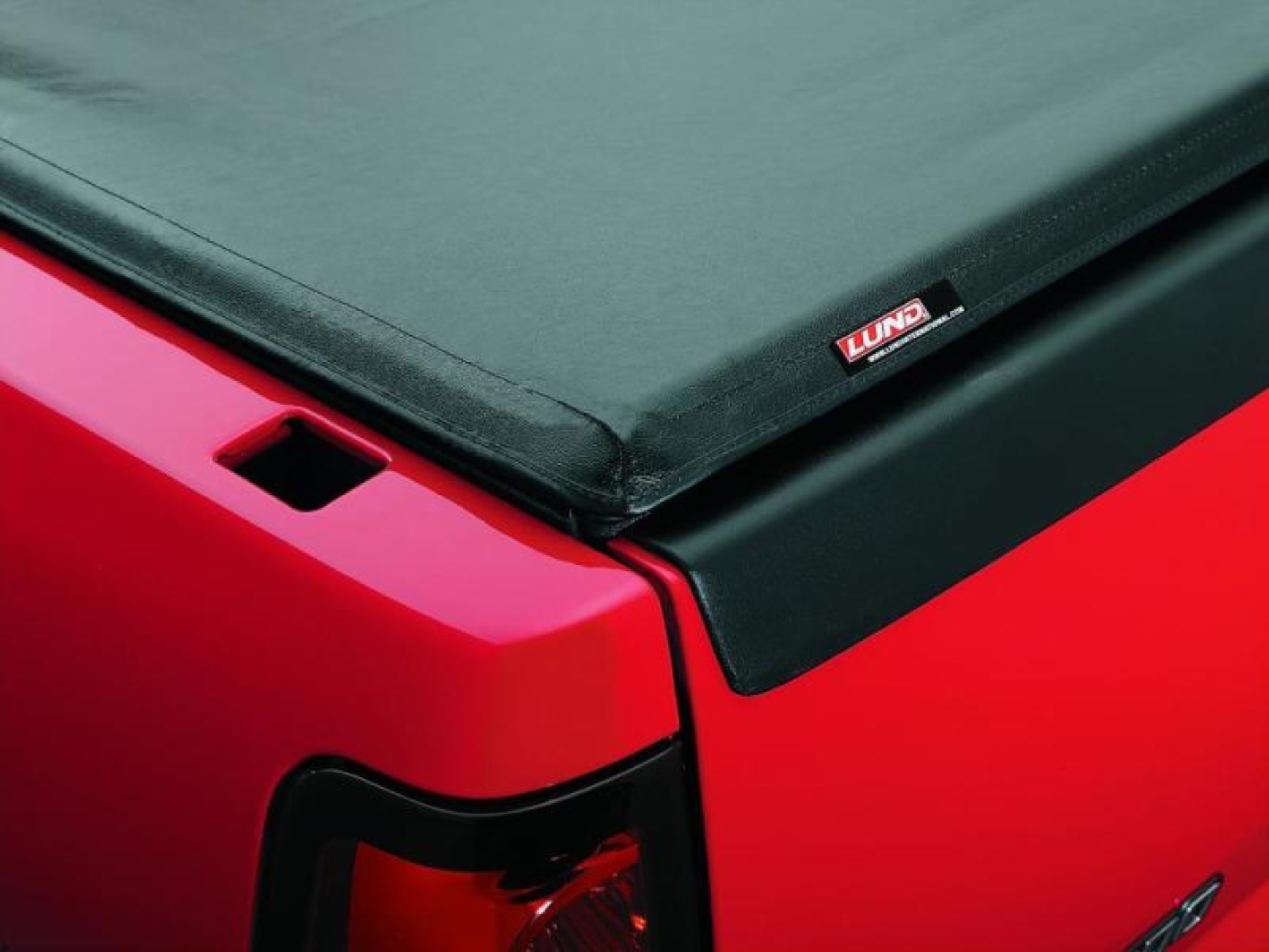 Picture of Lund 15-17 Chevy Colorado 6ft- Bed Genesis Roll Up Tonneau Cover - Black