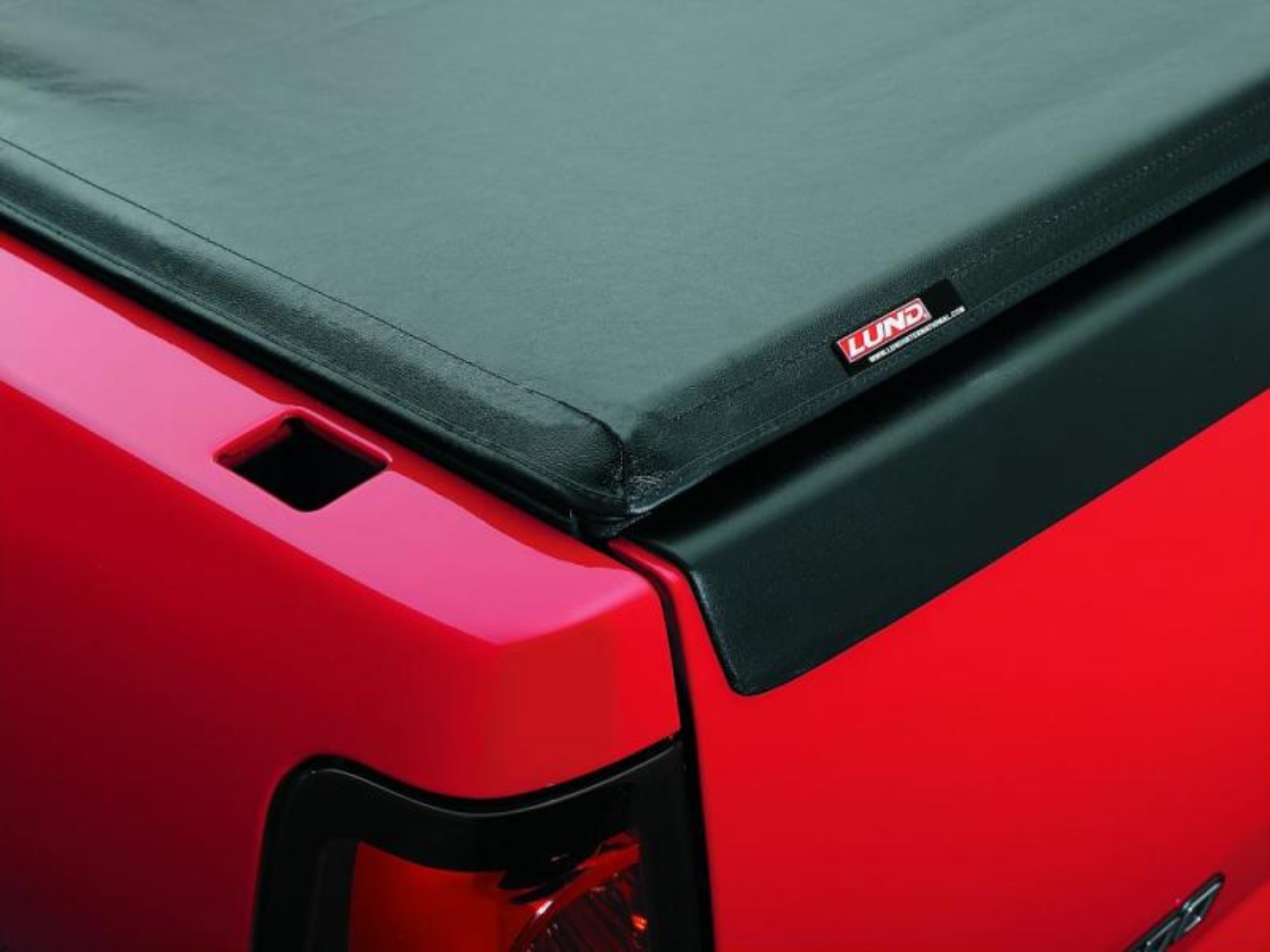 Picture of Lund 99-07 Chevy Silverado 1500 8ft- Bed Genesis Roll Up Tonneau Cover - Black