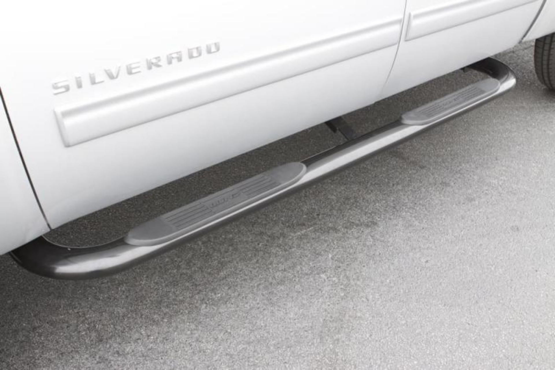 Picture of Lund 99-13 Chevy Silverado 1500 Ext- Cab Body Mount 4in- Oval Curved SS Nerf Bars - Polished