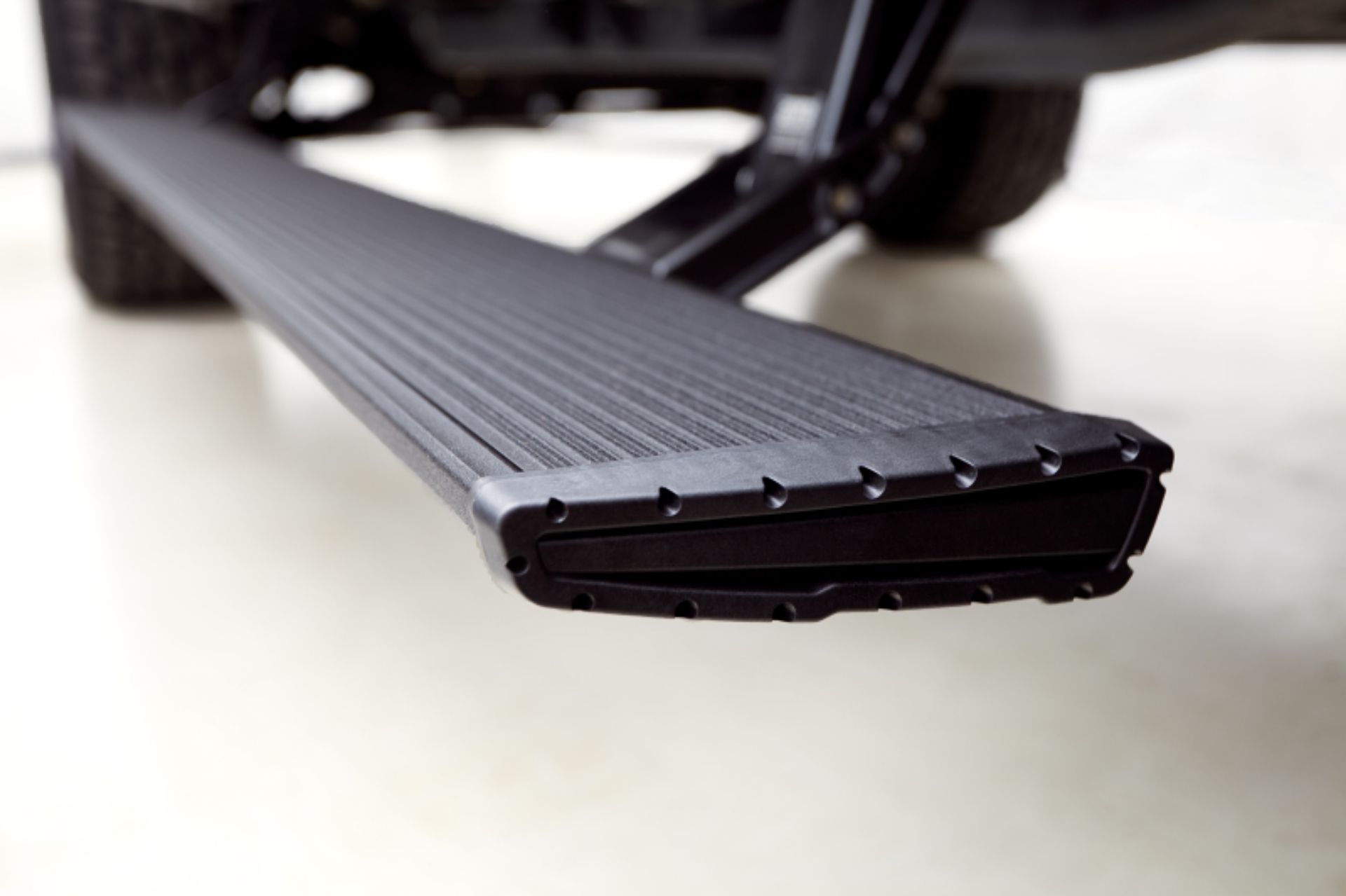 Picture of AMP Research 20-23 Jeep Gladiator Launch-Overlnd-Rubicon-Sport-Sport S PowerStep Xtreme - Black