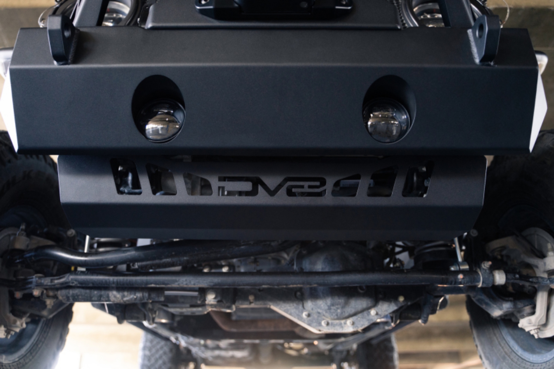 Picture of DV8 Offroad 18-23 Jeep Wrangler JL-JT Front Bumper Sway-Bar Disconnect Motor Skid Plate