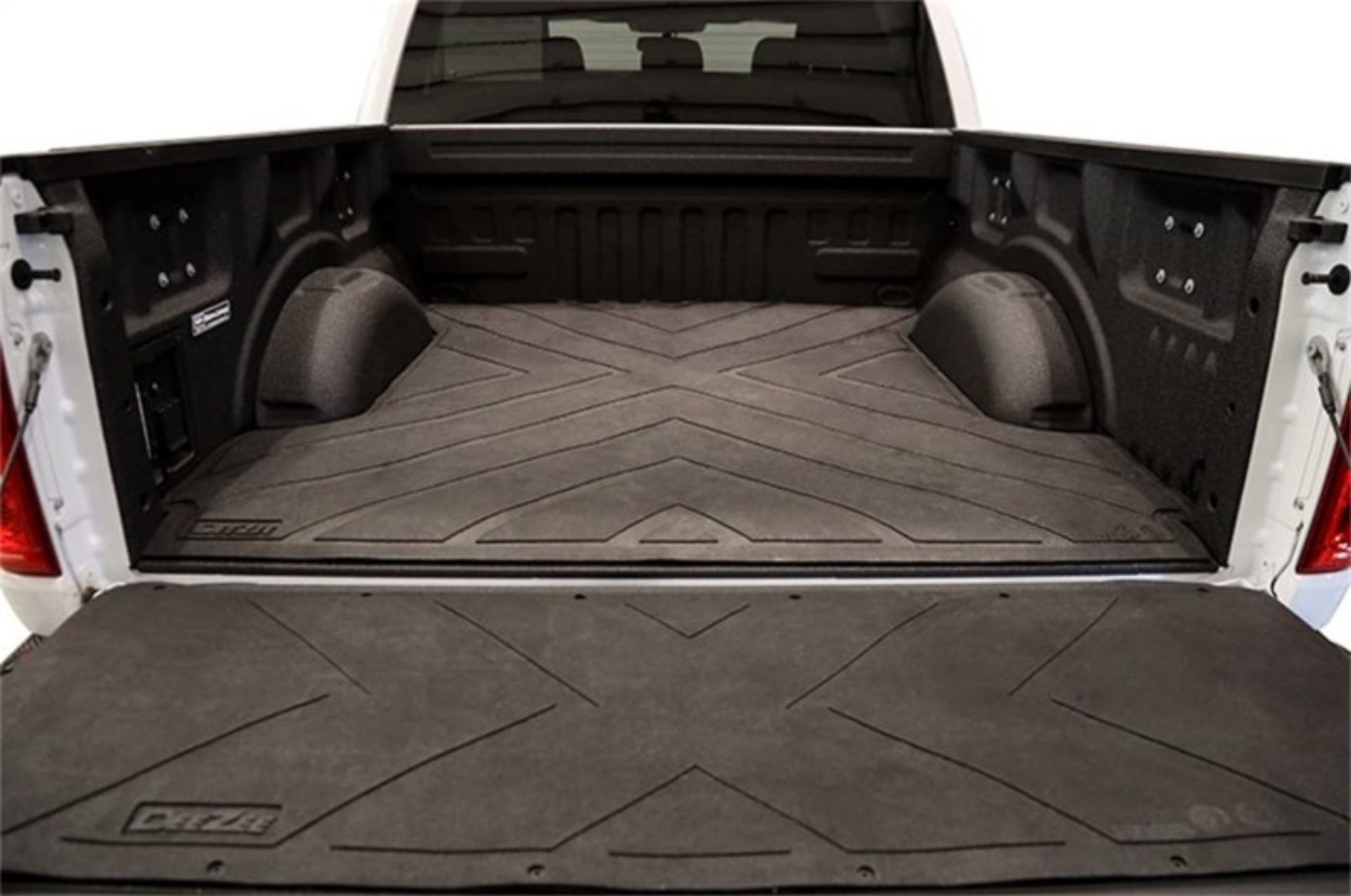 Picture of Deezee 20-23 Jeep Gladiator Heavyweight Bed Mat - Custom Fit