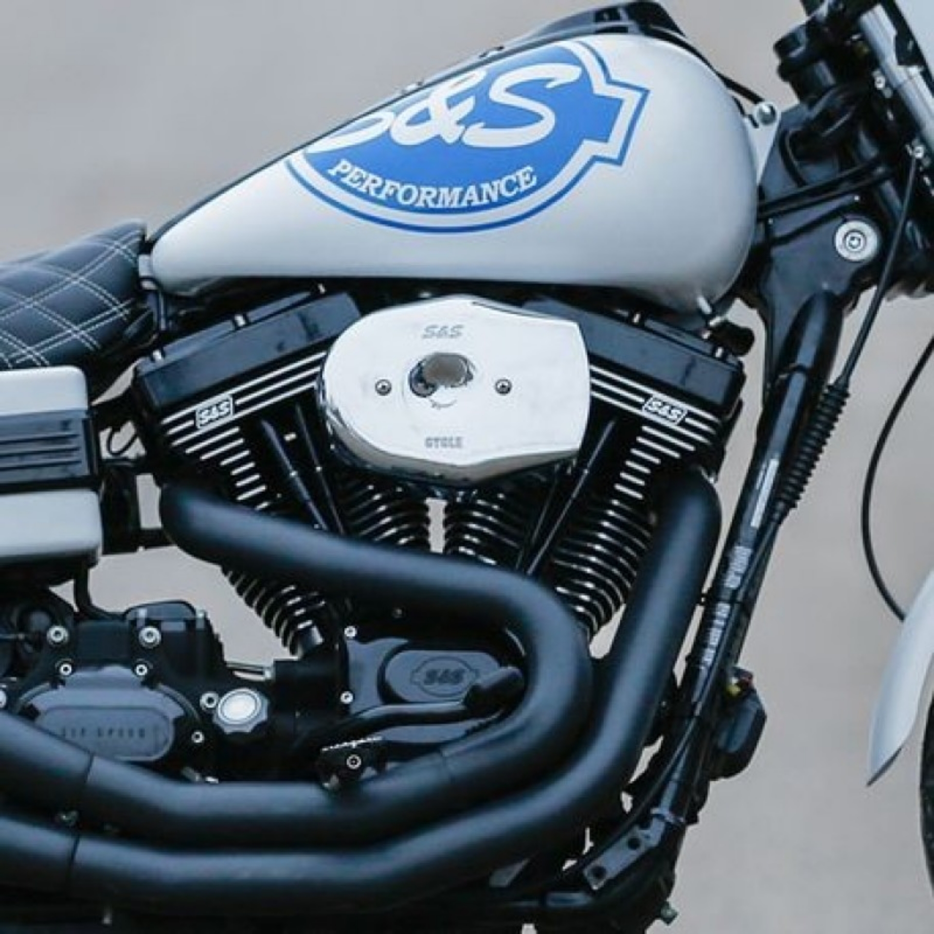 Picture of S&S Cycle 01-15 Fuel-Injected Softail Models Stealth Air Cleaner Kit w- Chrome Tribute Cover