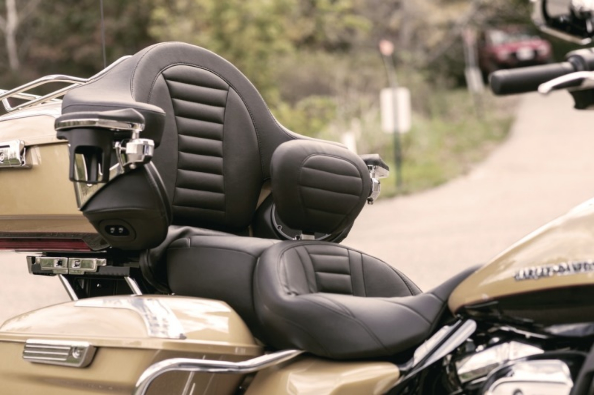 Picture of Mustang 08-21 Harley Electra Glide Std, Rd Glide ,Rd King ,Str Glide Super Touring Arm Wrap - Black