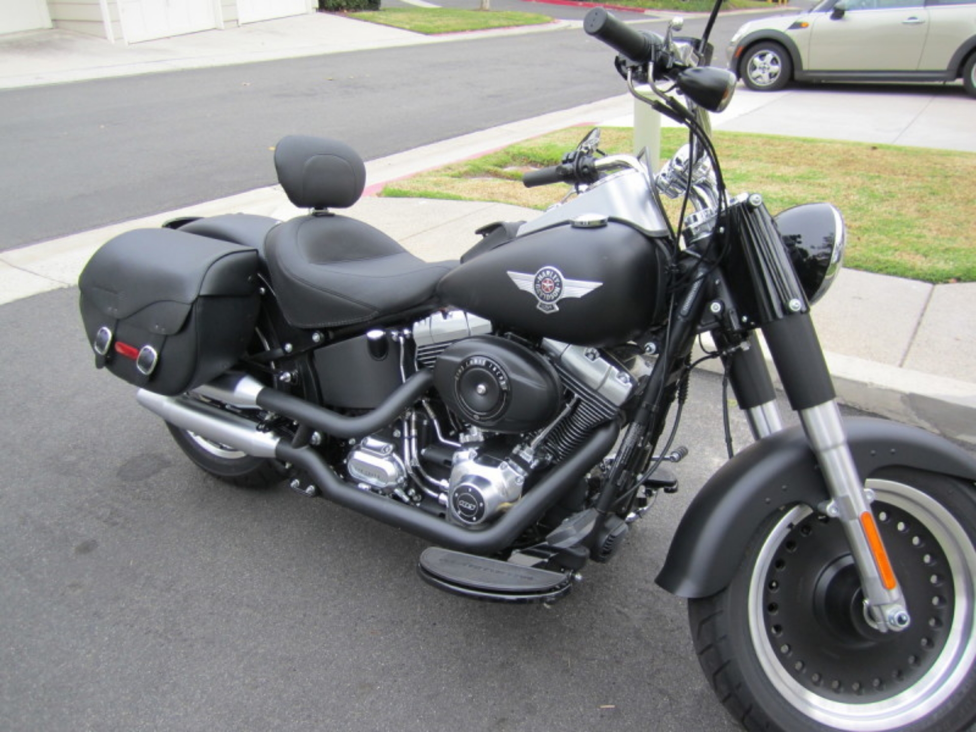 Picture of Mustang 06-17 Harley Softail Wide Tire 200mm Wide Touring Solo Seat w-Driver Backrest - Black